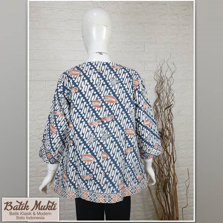 PRINGGONDANI BLOUSE INDIGO PARANG Tampak Belakang PRINGGONDANI BLOUSE INDIGO PARANG